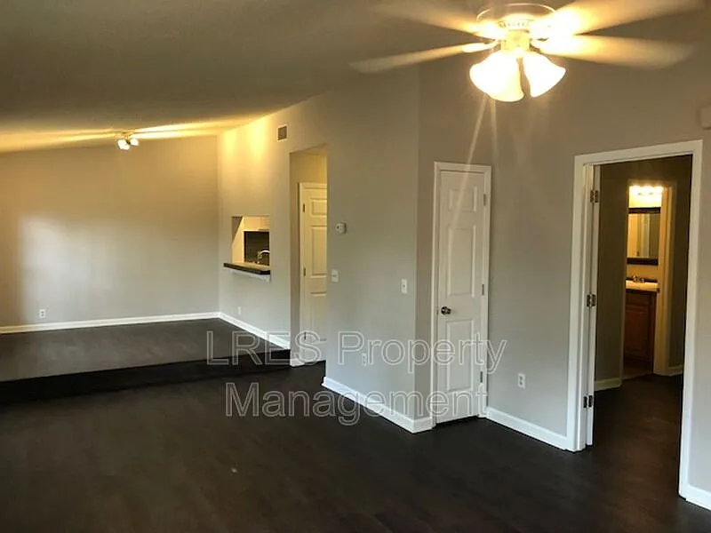 1 bed, 1.0 bath, 744 sqft, $1,199 — Photo 2