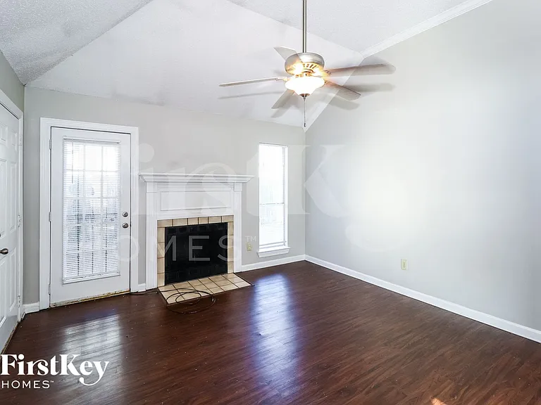 2798 Laura Cir E — Photo 3