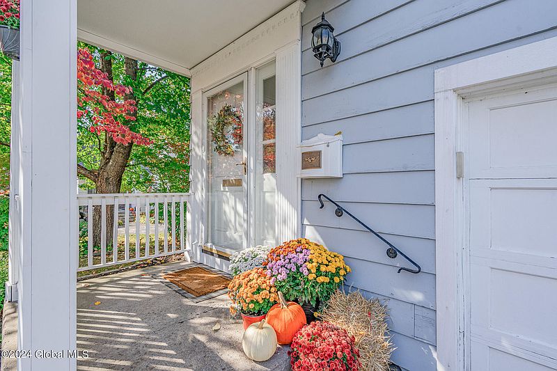 3rd image of 227 Eastholm Road