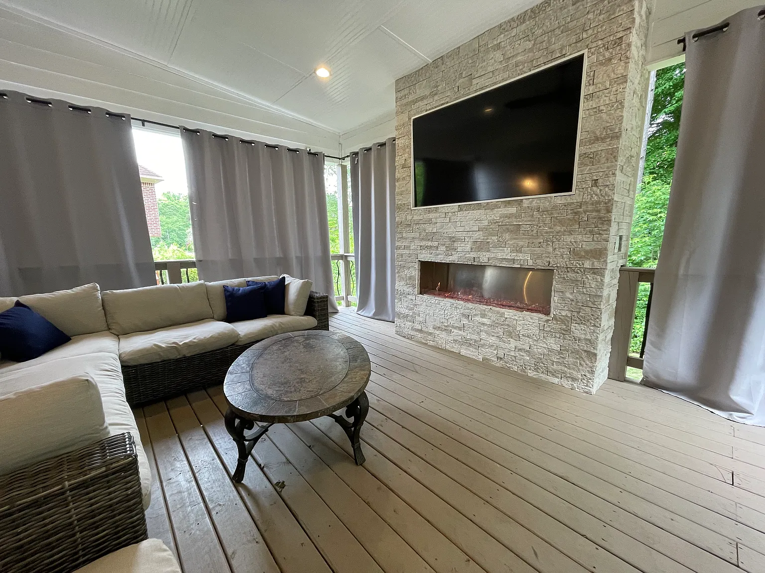 320 Glennhurst Ln SW — Photo 2
