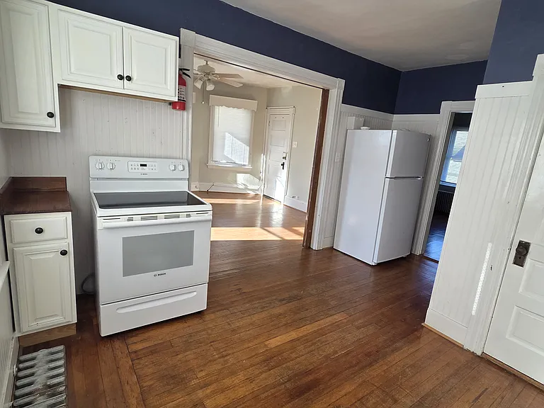 13 1/2 Middle St — Photo 10