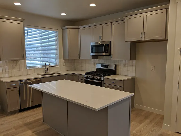 801 W Ridgeline Dr — Photo 2