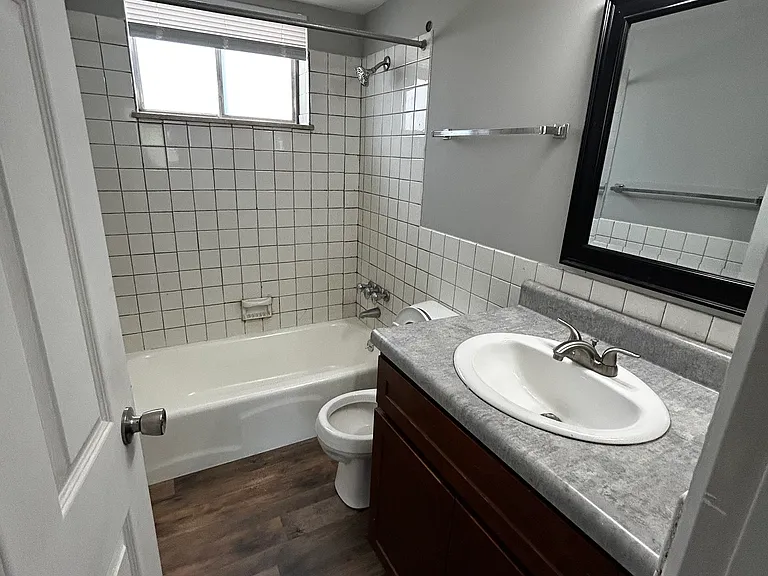 2920 N Woodbine Ter #2920 — Photo 3