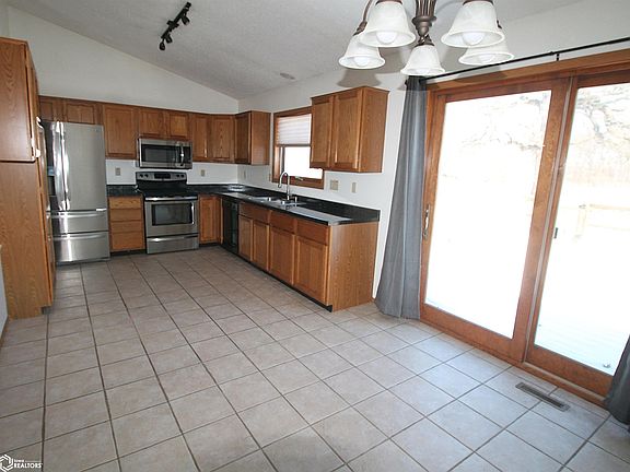 5th image of 915 N 12th St