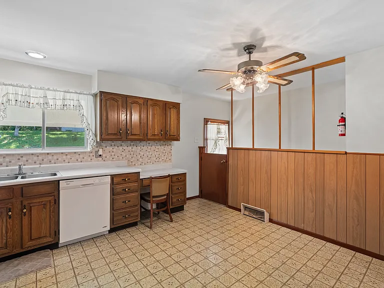 6138 Emerald Ave — Photo 7