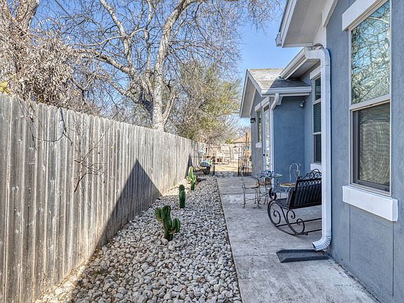 4th image of 137 SUTTON PL
