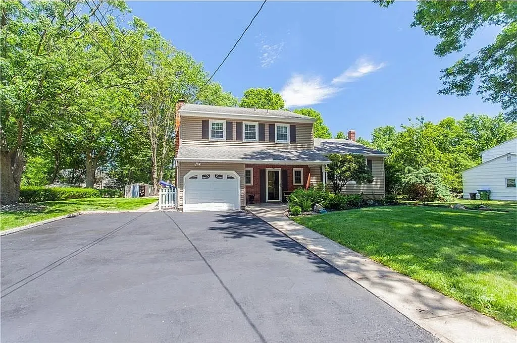 6 Sherwood Rd — Photo 1