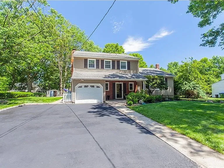 6 Sherwood Rd — Photo 1