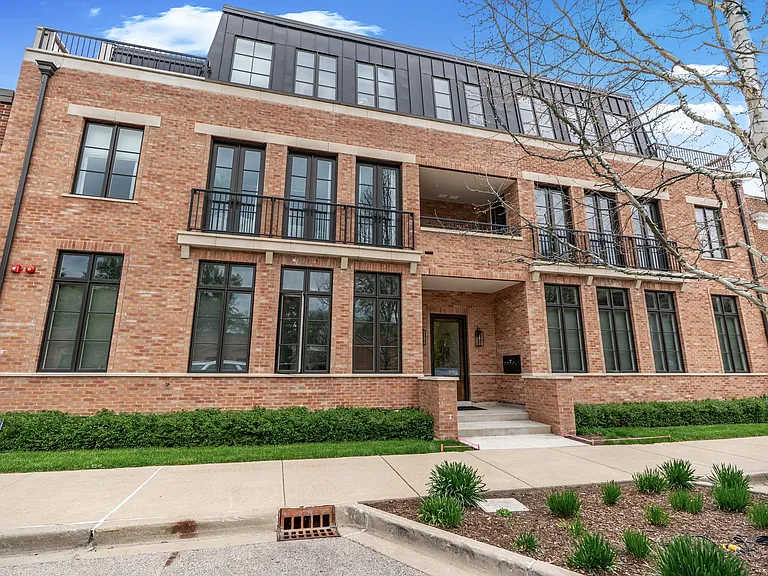 1401 N Western Ave — Photo 1