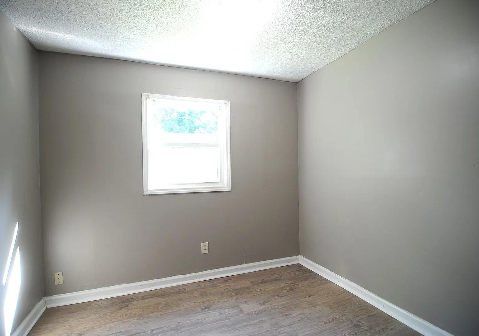 Large House on Quiet Street — Photo 4