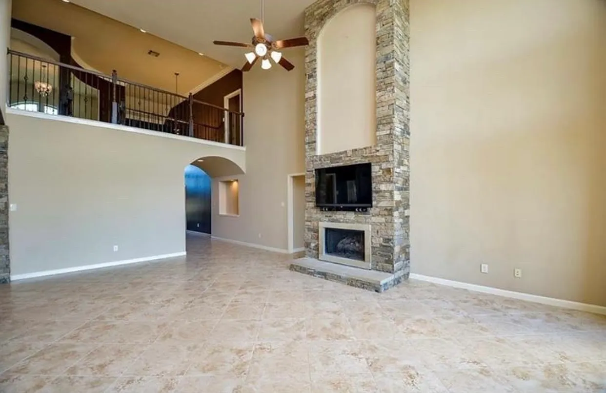 5 bed, 4.5 bath, 4241 sqft, $4,990 — Photo 4