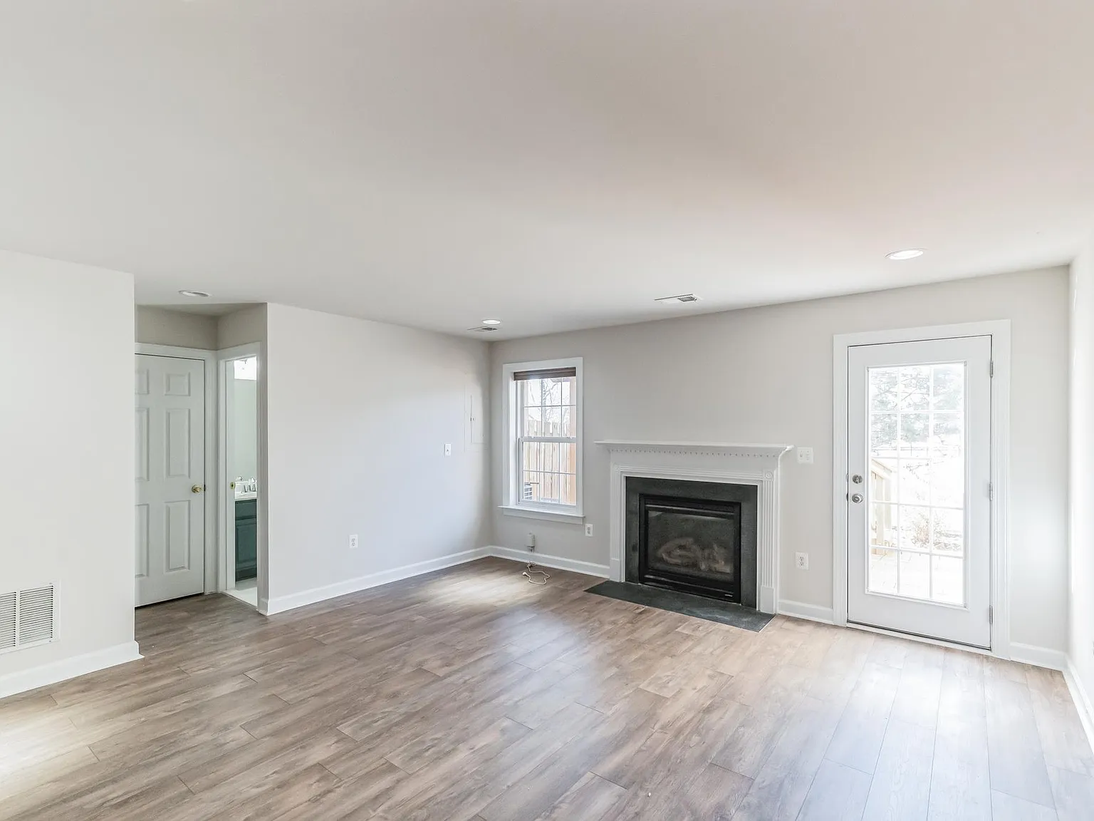 3 bed, 3.5 bath, 1760 sqft, $3,200 — Photo 3