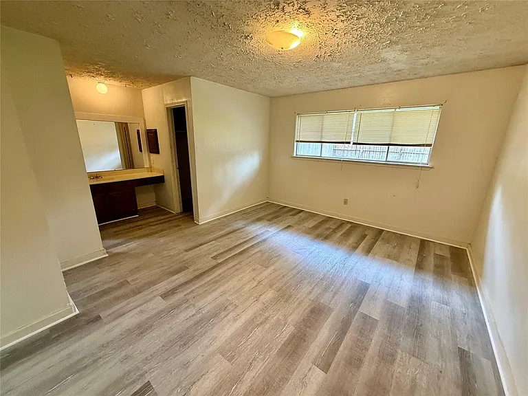 5015 Glendower Dr — Photo 9