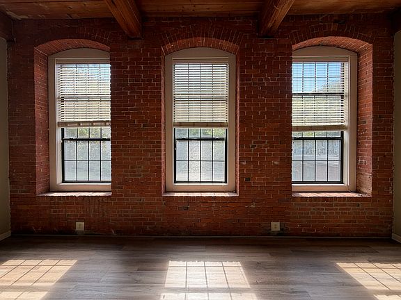 3rd image of 16 Vernon Ave APT 24