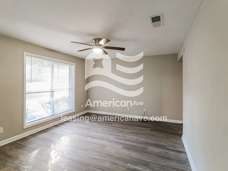 1425138_002_living_room_13844213.jpg
