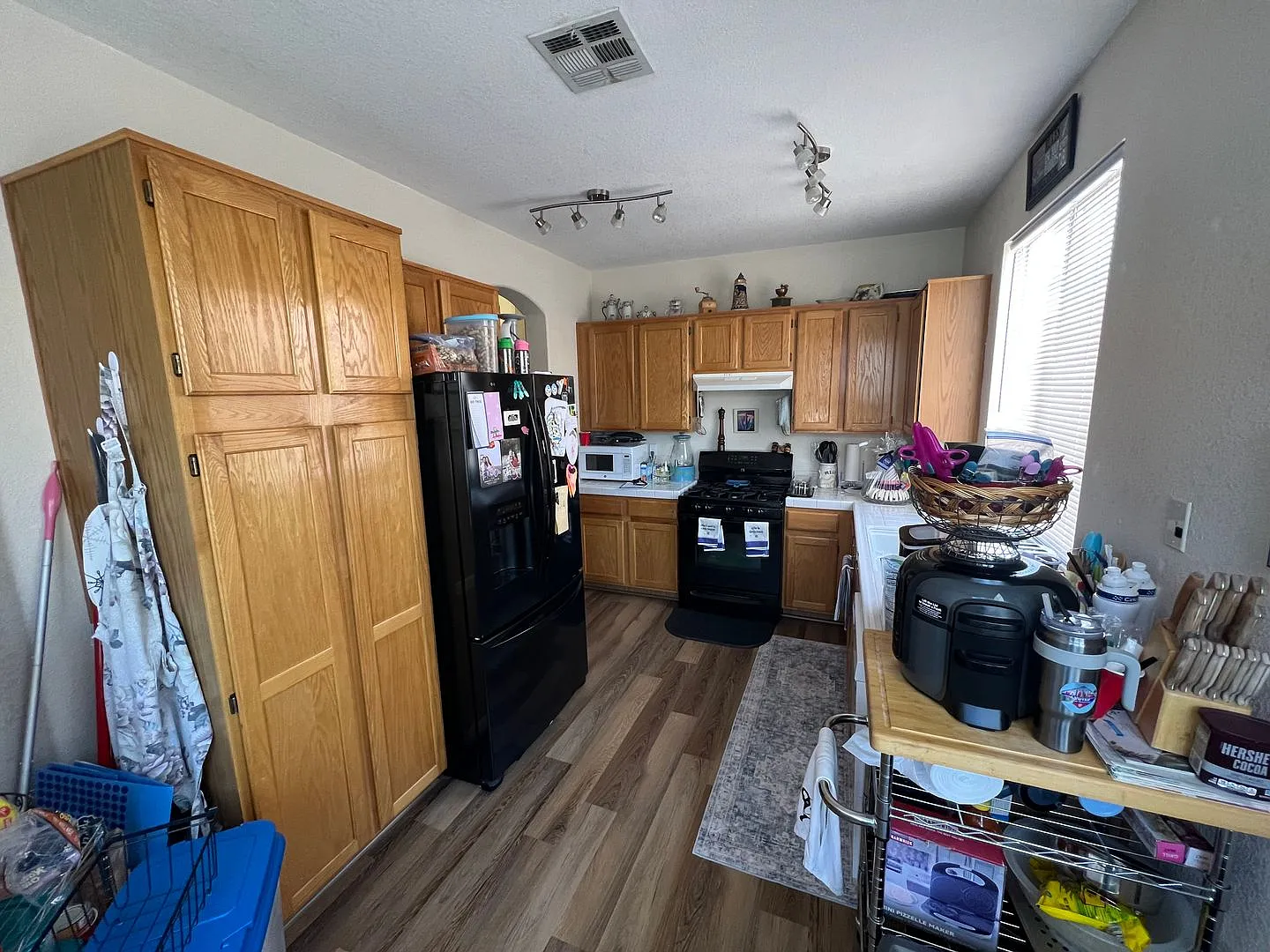 **Coming Soon** Charming Single-Story 3 Bedroom Home With Fireplace & Private Backyard — Photo 2