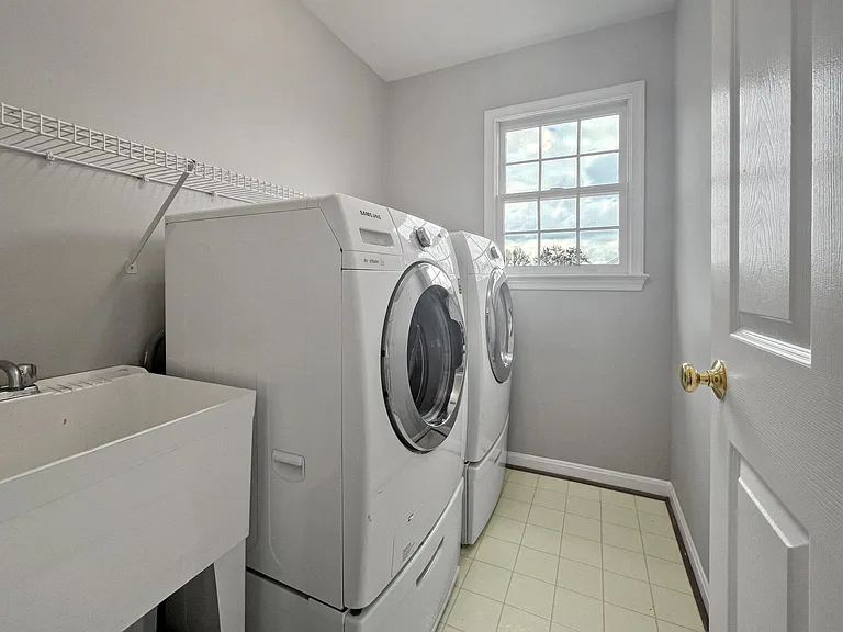 214 W Locust St — Photo 31