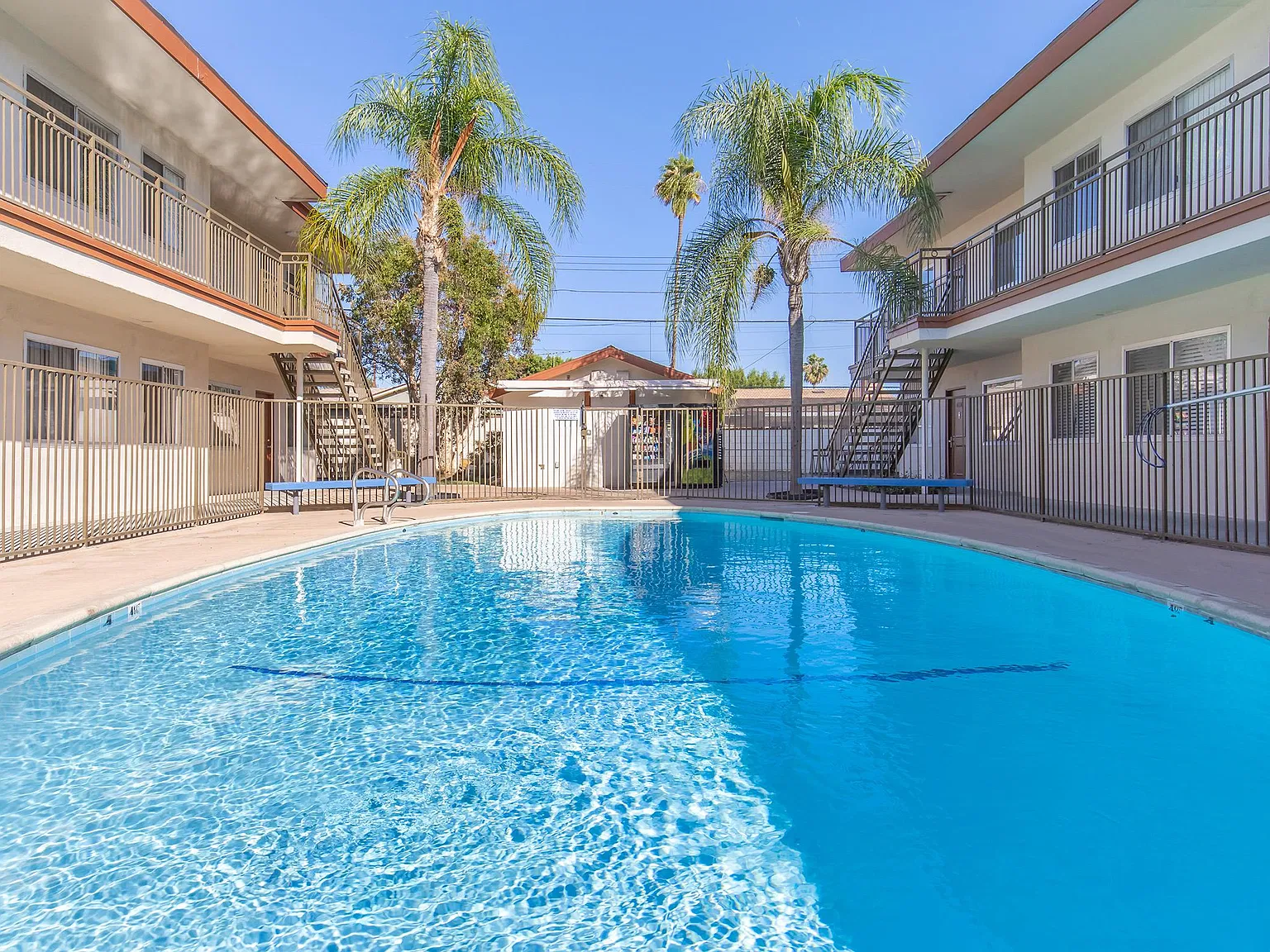 Plaza Court Apartments — Photo 2