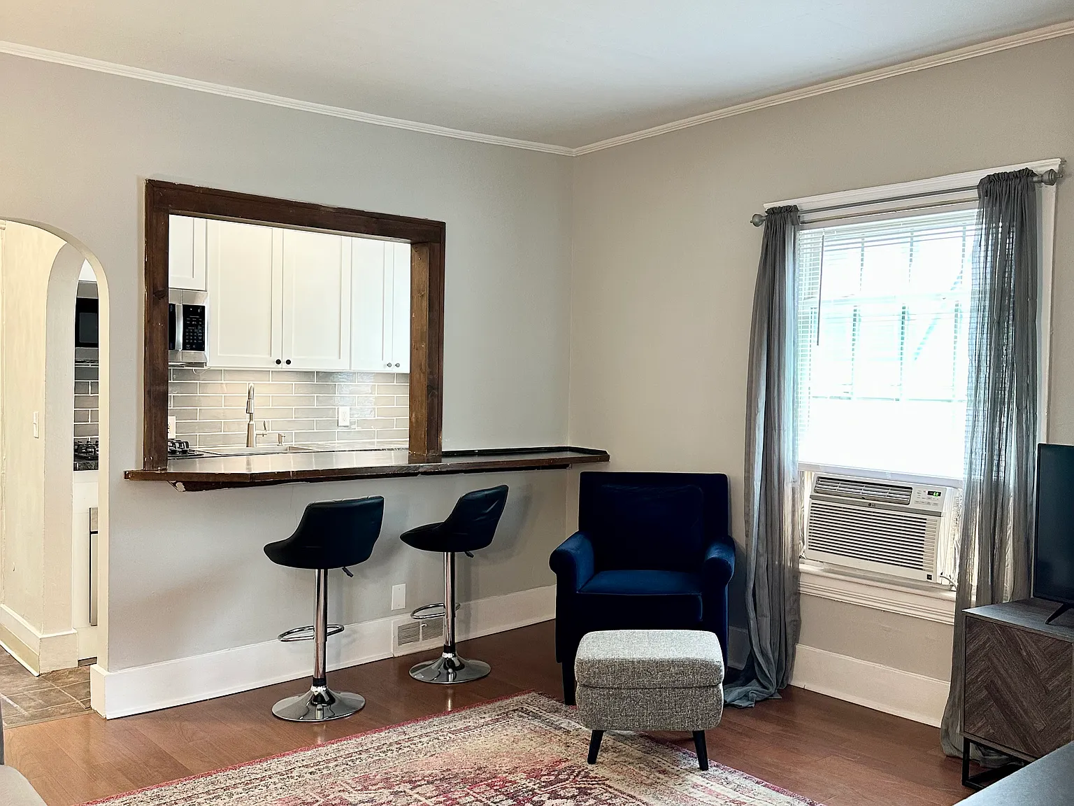 2 bed, 725 sqft, $2,145 — Photo 1