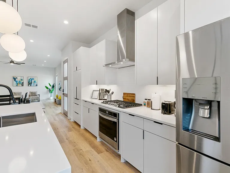 2513 Winnetka Ave — Photo 18