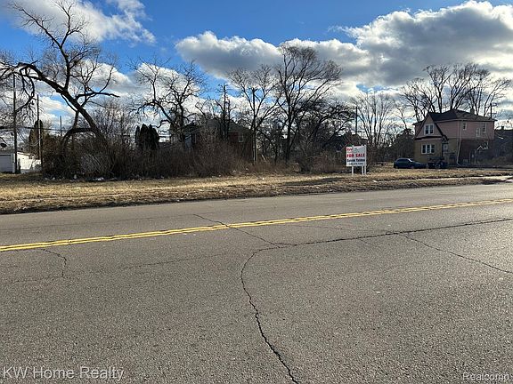 4th image of 3302 E Seven Mile Rd