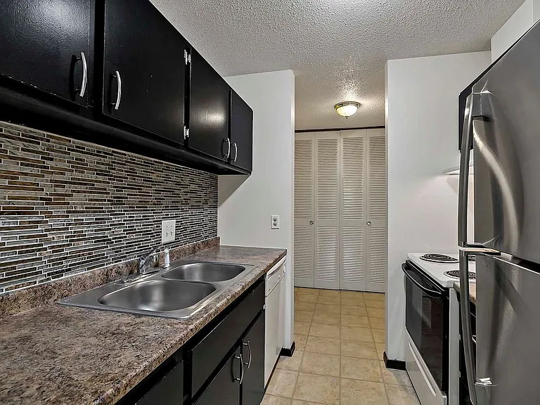 Winnetka Village Apts — Photo 37