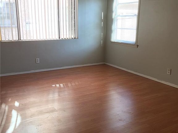 4th image of 485 Riverdale Dr APT 11
