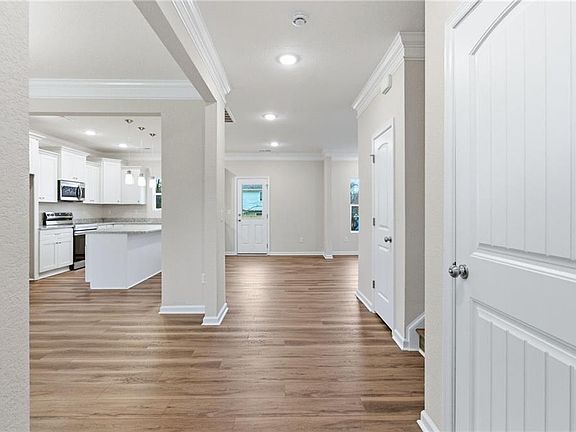 5th image of 2 Tiffany Ln