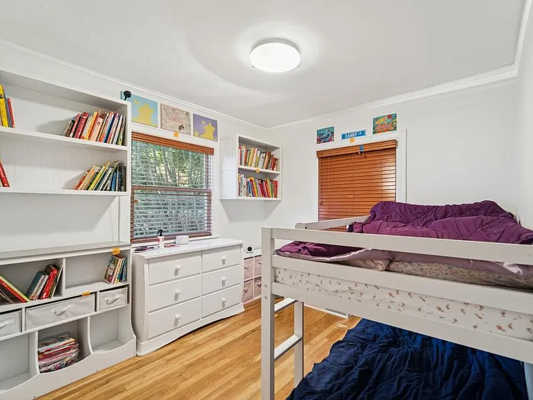 Second upstairs bedroom
