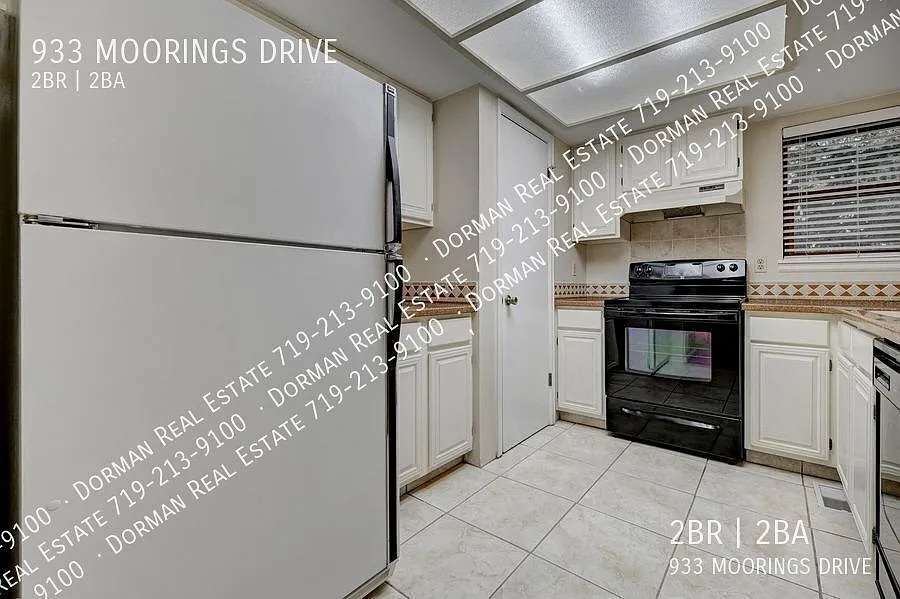 Beautiful Upper-Level Condo on the S/W end of town with Central Air, Garage & Pool! — Photo 3