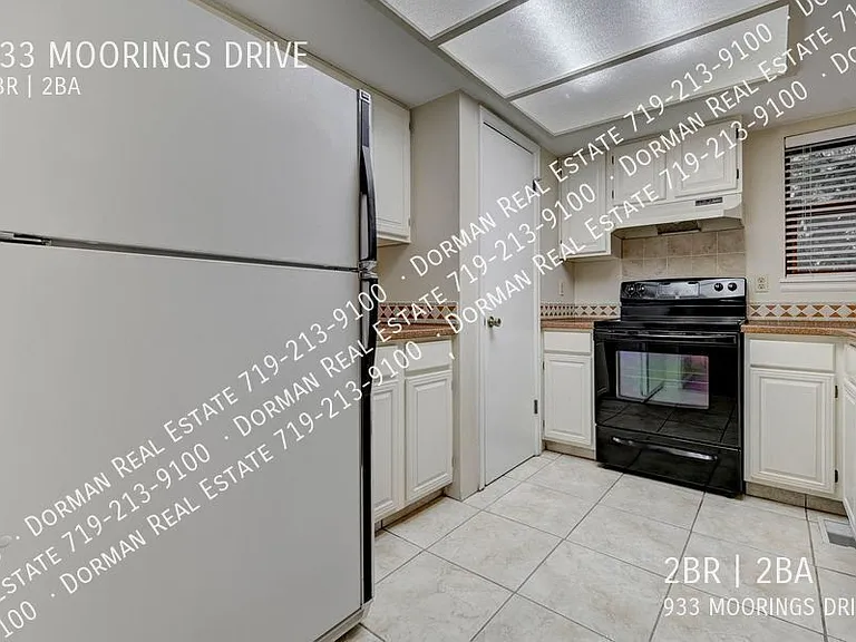 933 Moorings Dr — Photo 3