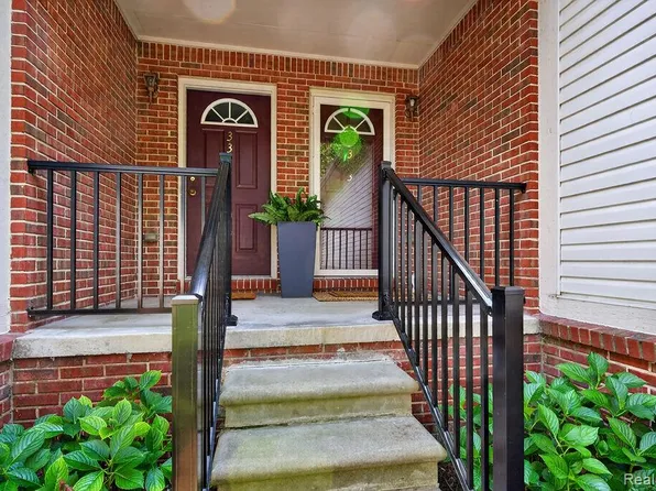 3383 Baldwin Woods Dr, Lake Orion, MI 48359