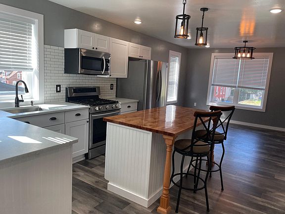 Updated Kitchen w/gas cooking