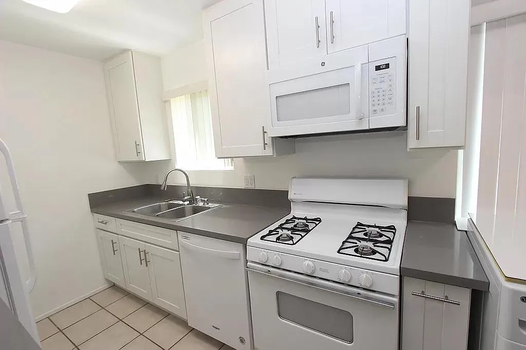 Building Photo - 285 E Del Mar Blvd #1
