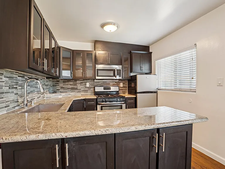 3528 W Adams Blvd — Photo 4
