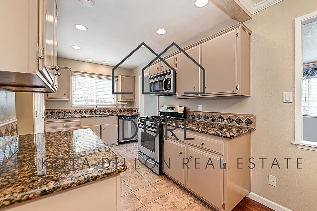 3 bed, 1720 sqft, $3,195 — Photo 4