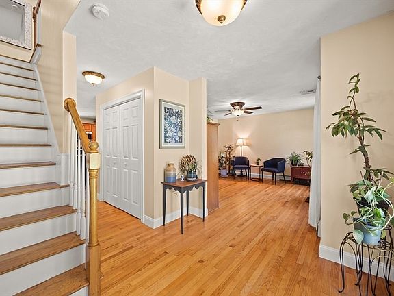 5th image of 489 Hart St