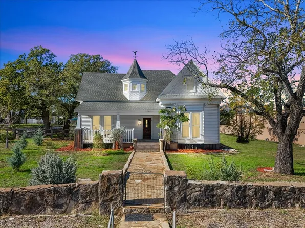 112 S Evans St, Boyd, TX 76023