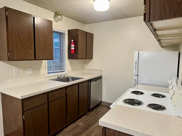 Sunnyside Village Apartments — Photo 32