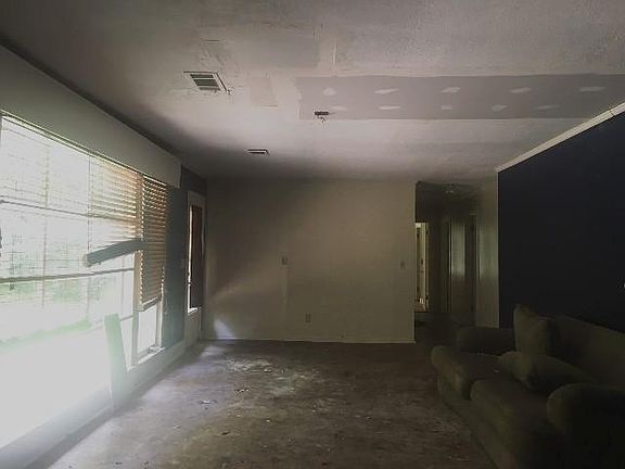 5th image of 527 Overstreet Dr
