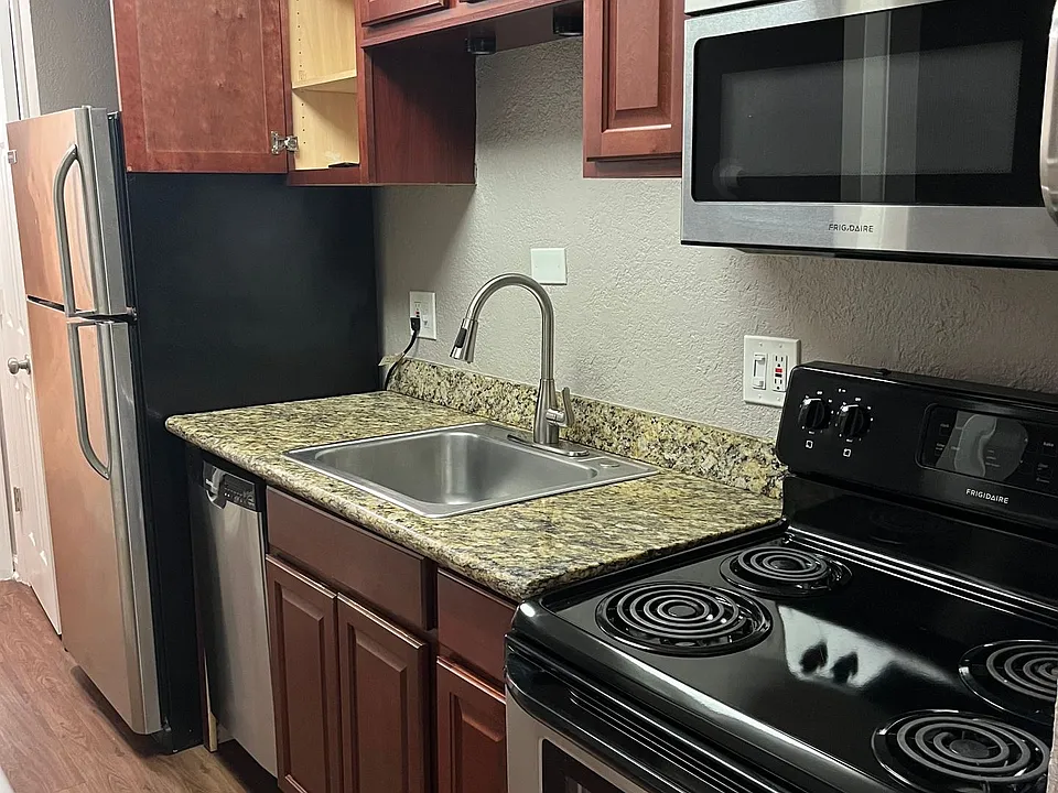 Greentree Apartments - Beautiful Remodeled Aprtments