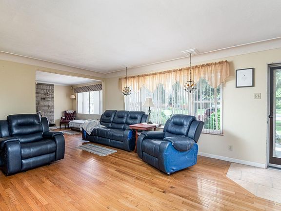 5th image of 29 Oaklawn Dr