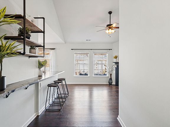 4th image of 279 Avonshire Dr