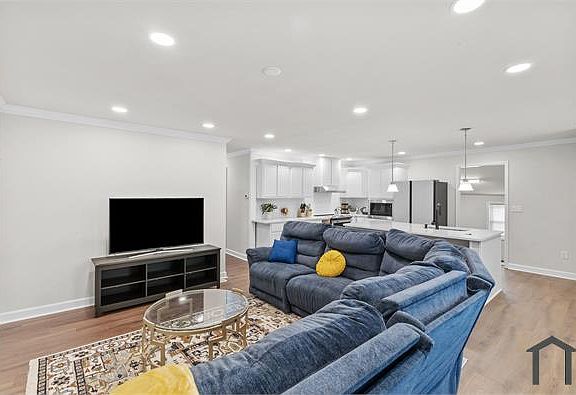 5th image of 1001 Helms Pl