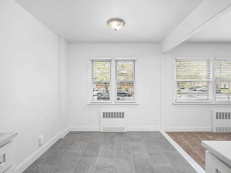 Crestwood Lake Apartments — Photo 36