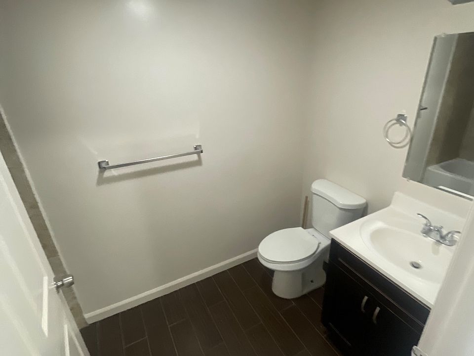 2nd image of 550 Lochaven Ave #4L