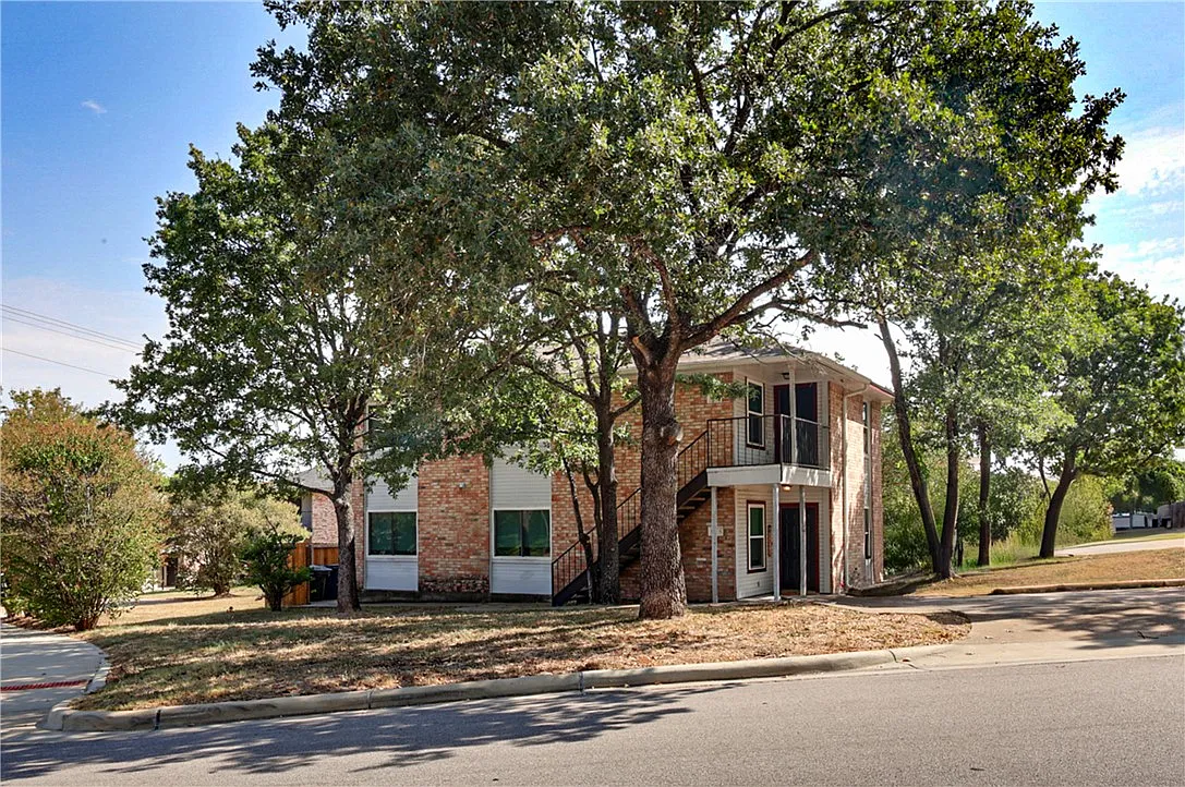 2 bed, 2.0 bath, 1035 sqft, $1,300 — Photo 1