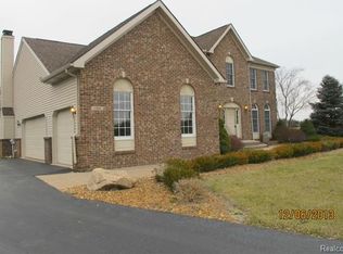 1569 Boulder Lake Dr, Milford, MI 48380