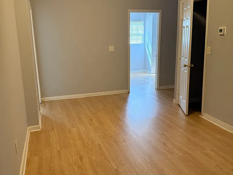 1006 W College St — Photo 9