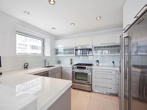 3rd image of 25 Sutton Pl S APT 12N